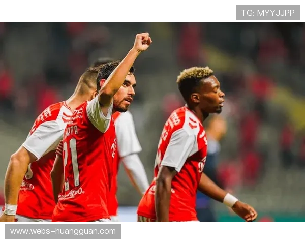 终场哨响,加拉塔萨雷球迷疯狂庆祝球队历史性大胜 终场哨响,加拉塔萨雷球迷疯狂庆祝球队历史性大胜