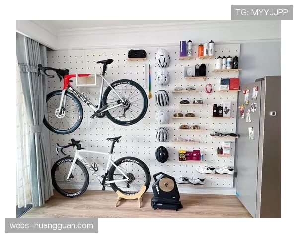 赛事期间义乌自行车店，消费者试骑高端公路车专业调试场景